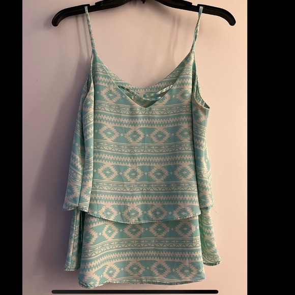 Green patterned flowy top by Annabella. Perfect condition - Picture 2 of 3